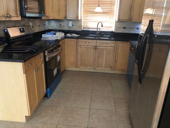 Building Photo - Remodeled 4/2 Home-Lawncare Included