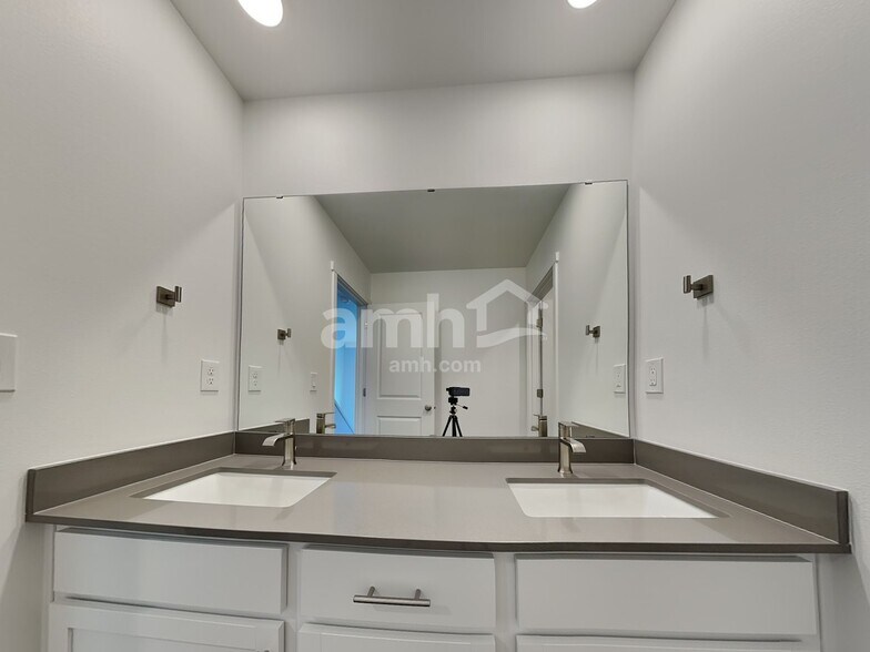 Building Photo - 7920 Selah St SW