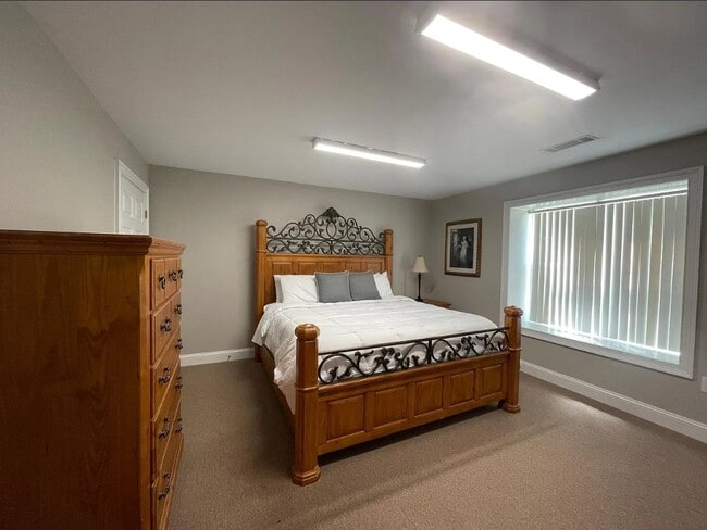 Building Photo - 1023 Baker Dr