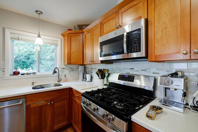 Building Photo - Furnished, Detached Home in Bethesda Alta ...
