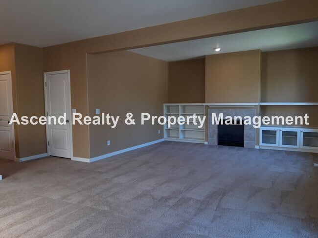 Building Photo - Tanasbourne Area 3 Bed Fenced Yard 1/2 Block to MAX Attached Garage 1 Small Pet Nego