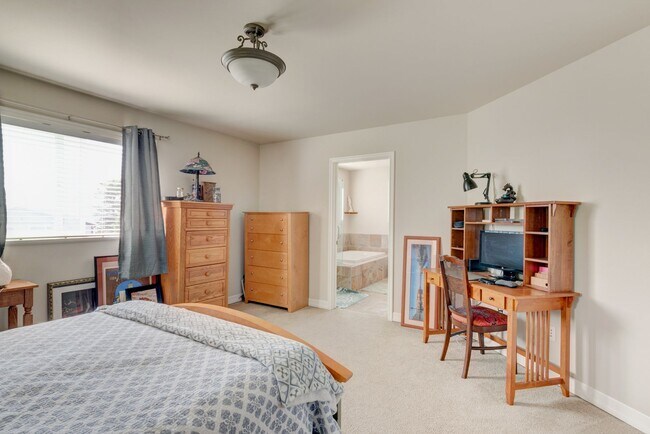Building Photo - 3 Bed 2 Bath beautiful home on a corner lot in Admirals Cove