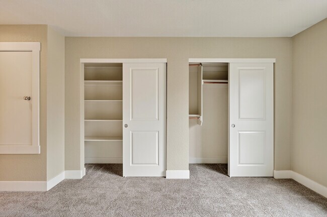 Building Photo - Glisan Town Homes