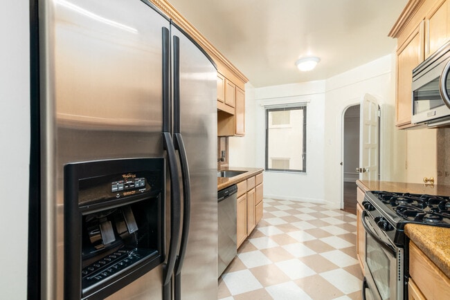 Building Photo - 2275 Broadway