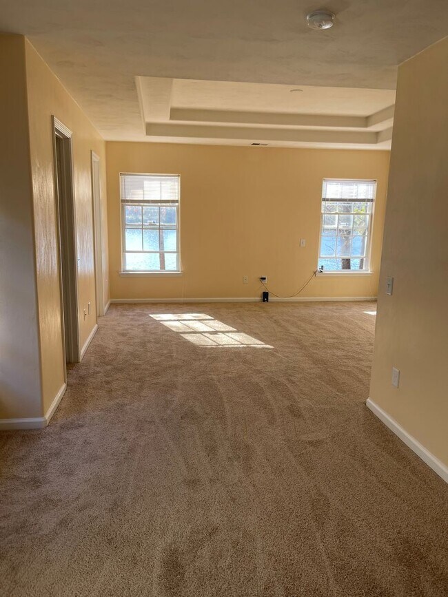 Building Photo - Lovely Lakefront Home in Virginia Beach