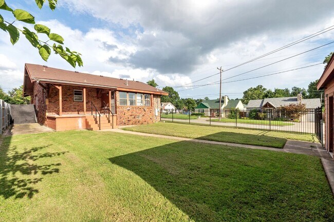 Building Photo - Midtown 3/2 with 2 Car Garage!