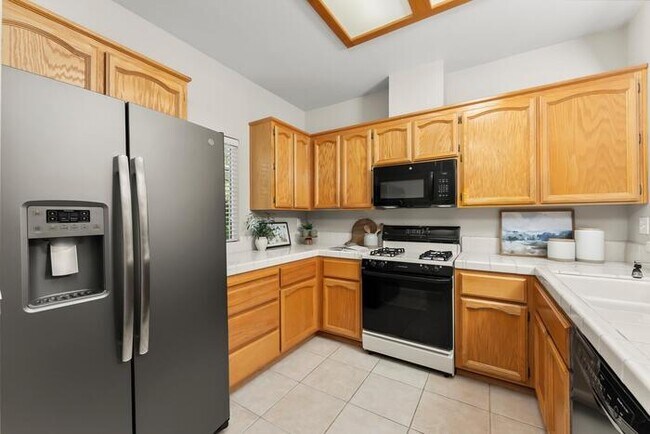 Building Photo - Beautiful 3 Bedroom 2 Bathroom in Gated Community of Folsom, CA!