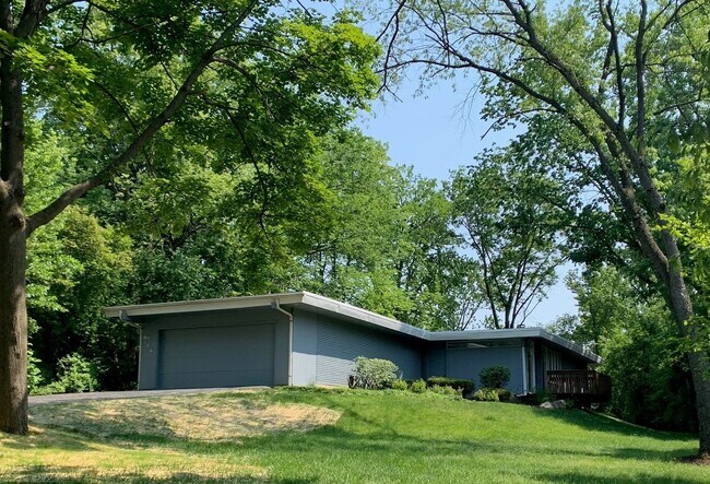 Primary Photo - 715 Longwood Dr