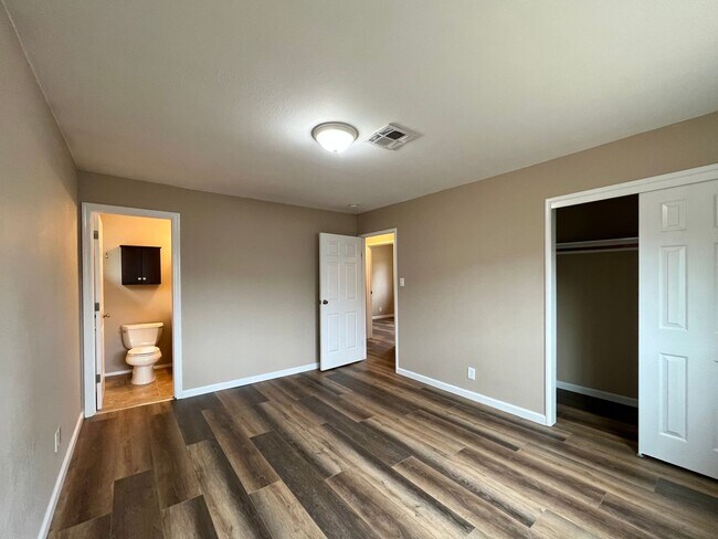 Building Photo - TENTATIVELY RENTED 3 Bedroom 2 Bathroom Na...