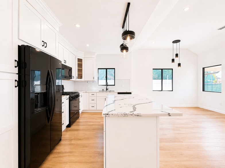 Building Photo - 818 N Genesee Ave