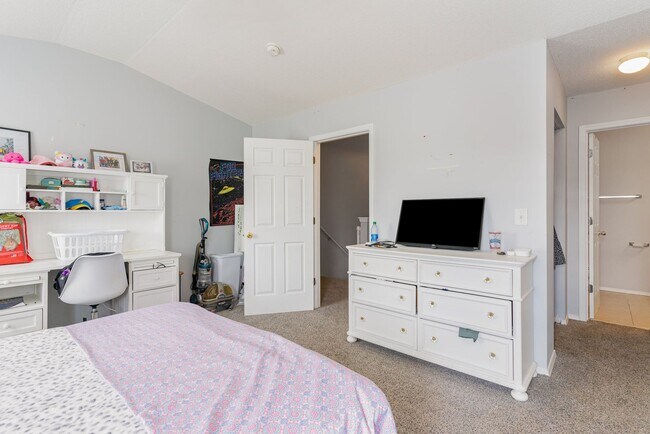 Building Photo - BEAUTIFUL - Lakefront Living – 3BR/3BA Tow...
