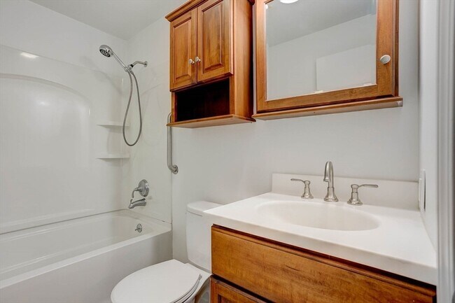 Building Photo - 7 Greenbriar Dr