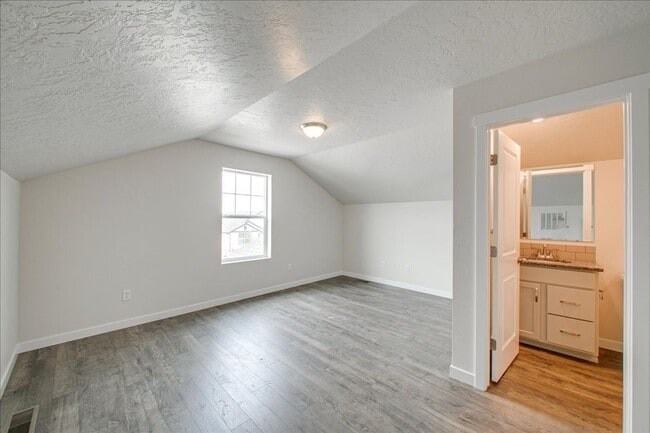 Building Photo - Beautiful 5 Bedroom Home in Nampa, Great L...