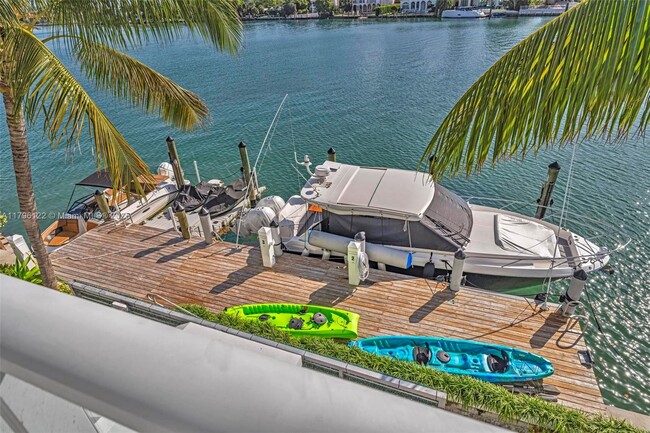 Building Photo - 9901 E Bay Harbor Dr