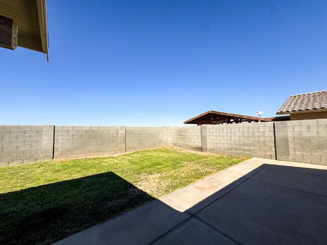 Building Photo - "Spacious 3 Beds, 2 baths Home with Inviti...