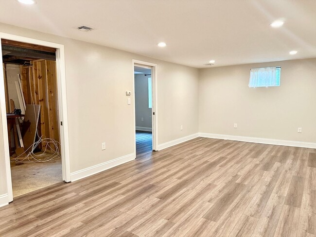 Building Photo - 5 Bedroom 2.5 Bathroom! Parking! Pets Welc...