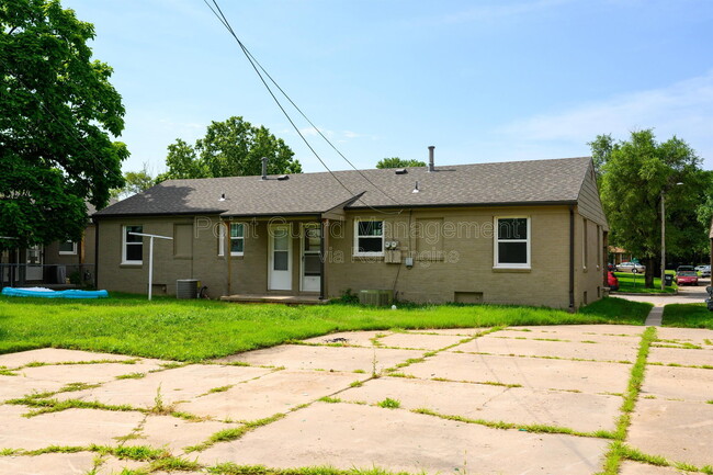 Building Photo - 6102 E Oakwood Dr
