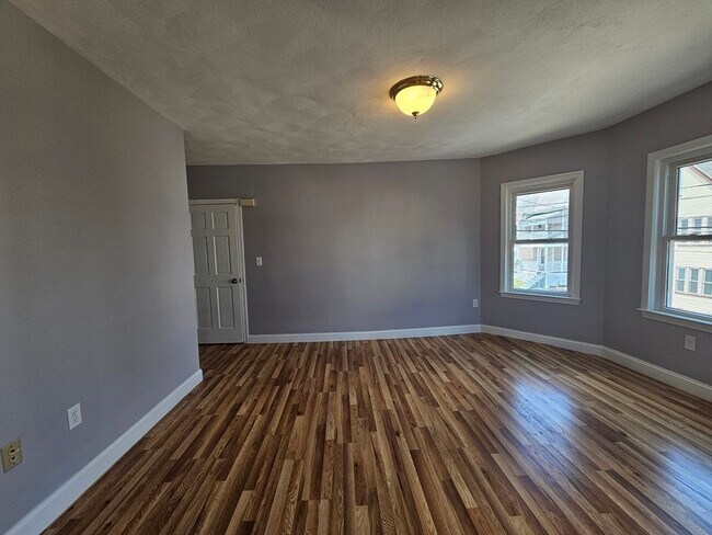 Building Photo - 33 Linden St