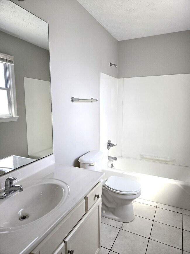 Building Photo - Spacious Split Level In Gainesway   20260501