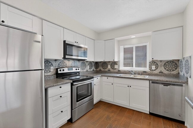 Building Photo - Close in West Side 2 bedroom 1.75/ba 1/cg