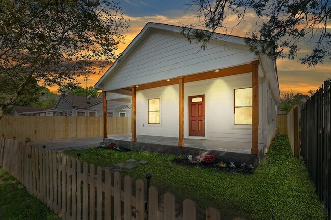 Building Photo - 815 Wilkes St