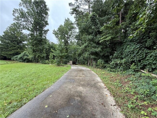 Building Photo - 1505 Hillcrest Dr