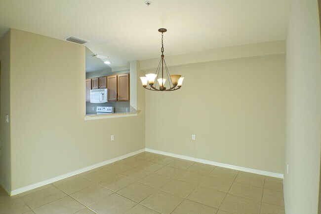 Building Photo - Spacious Townhouse in a Gated community in...