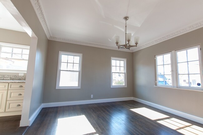 Building Photo - Amazing 3 bed 2.5 bath single family house...