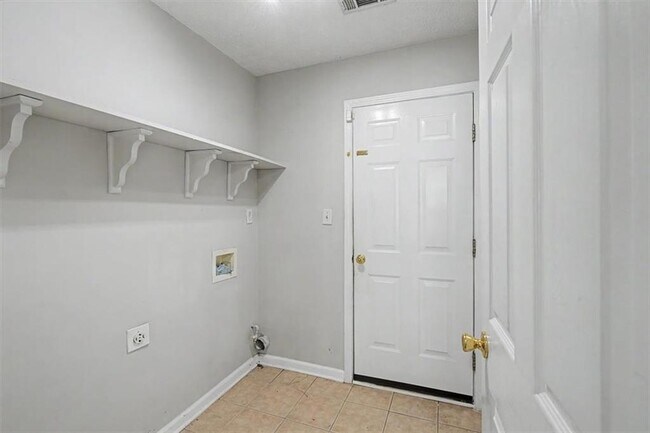 Building Photo - 665 Peachtree Trails Dr