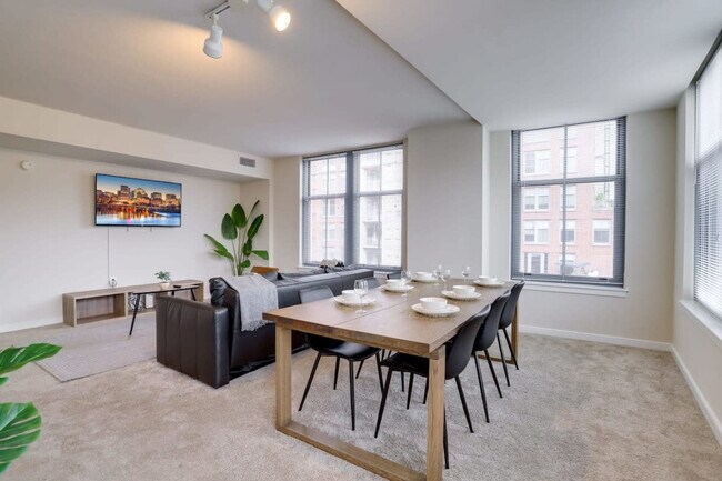 Building Photo - 550 14th St S