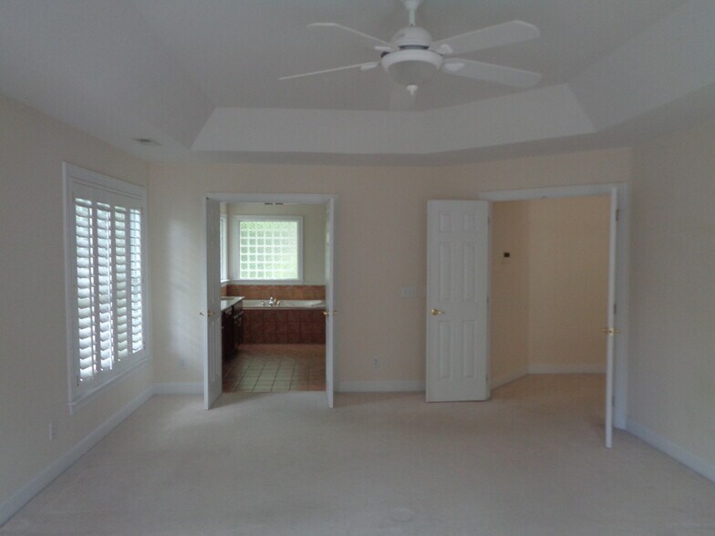 Building Photo - 7127 Weddington Brook Dr