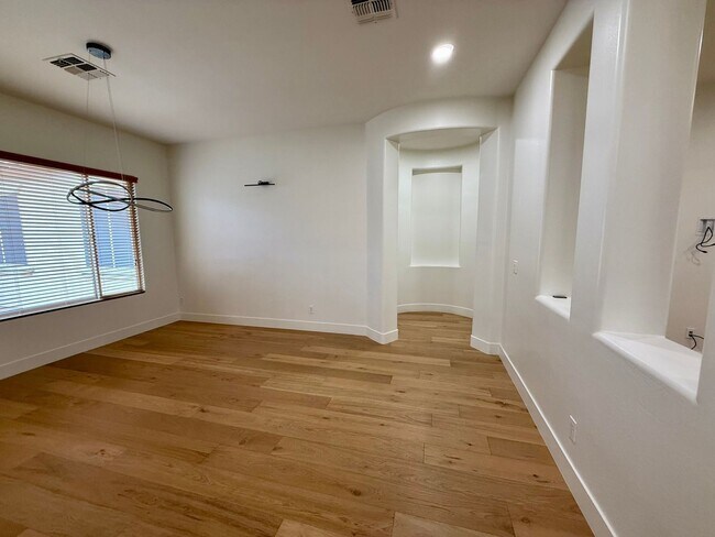 Building Photo - 1708 W Oberlin Way