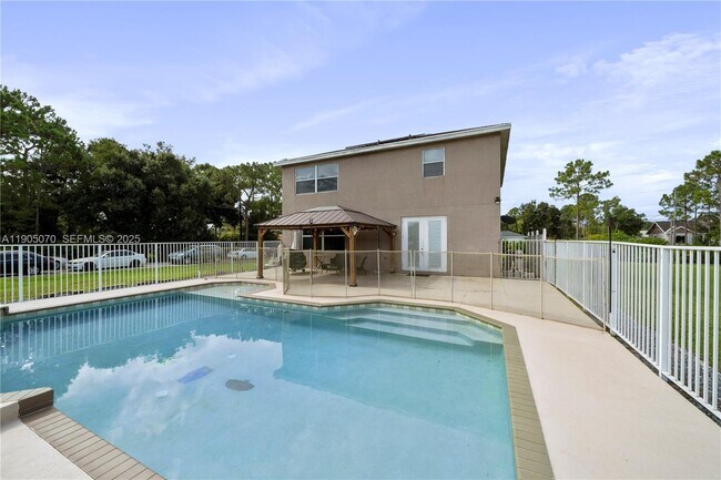 Building Photo - 17125 35th Pl N