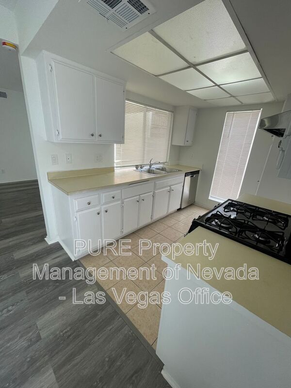 Building Photo - 1405 E Vegas Valley Dr