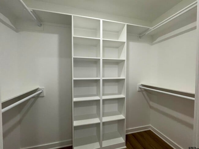 Building Photo - 518 Post Oak Dr