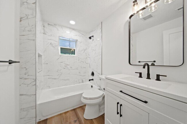 Building Photo - 2416 N W Everglades Blvd