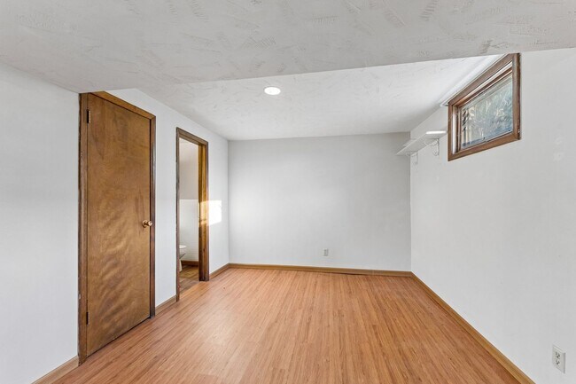 Building Photo - Sun Room!