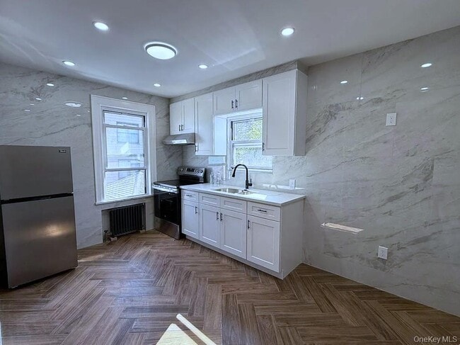 Building Photo - 60-50 59th Dr