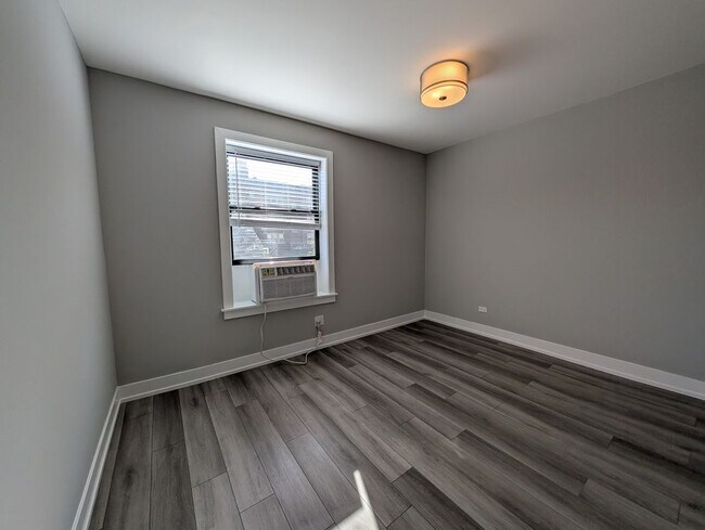 Building Photo - 3933 N Janssen Ave