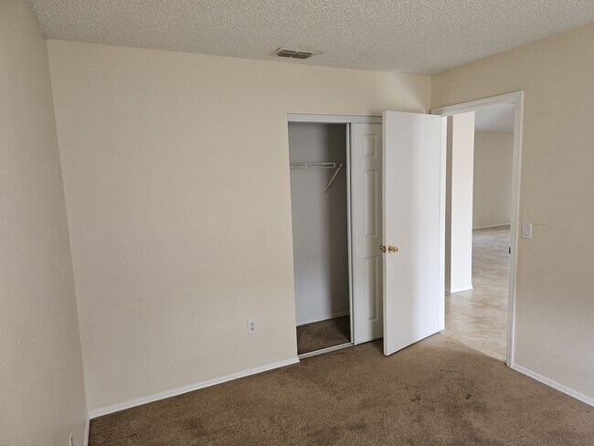 Building Photo - 311 Oak Ln Dr