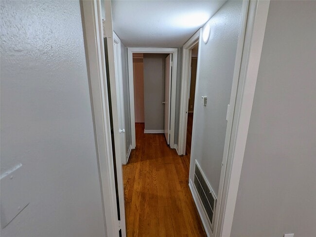 Building Photo - 4714 Oakshire Dr