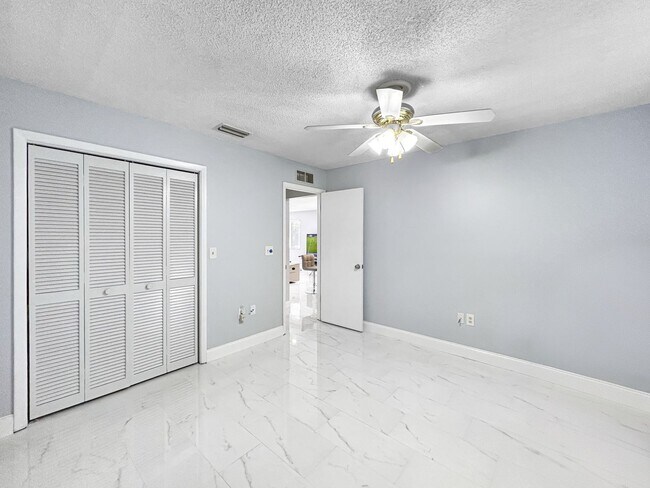 Building Photo - Beautifull 2-Bedroom End-Unit Villa in Palm Harbor!