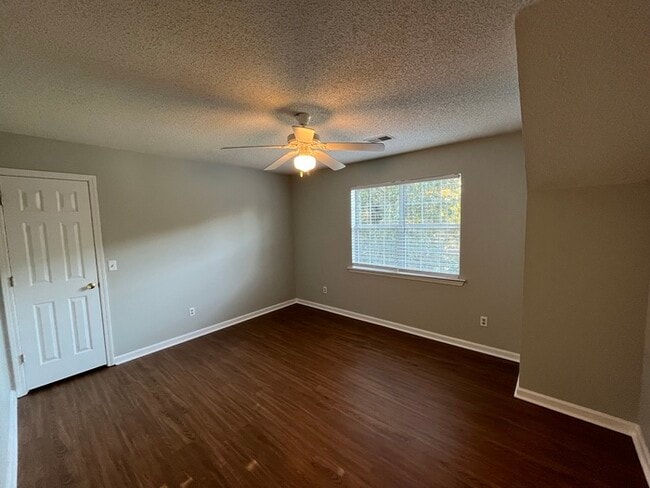 Building Photo - Large backyard and screened porch