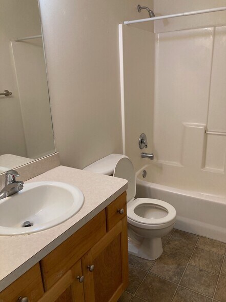 Secondary bath - 1440 Cobblestone Ln