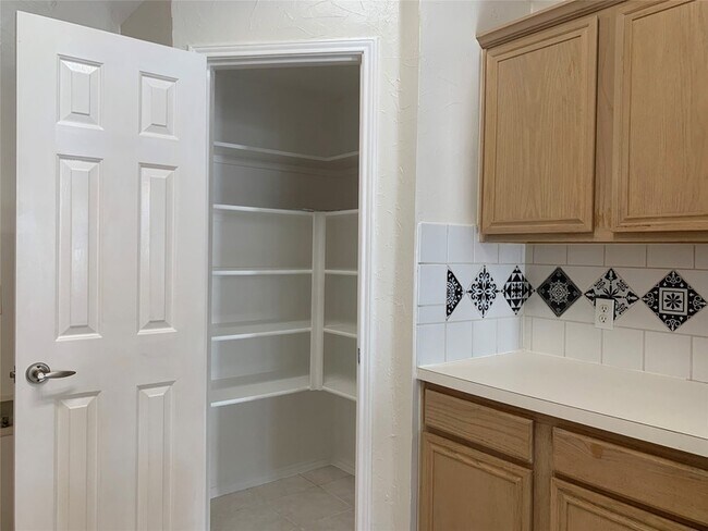 Building Photo - 4725 Park Bend Dr