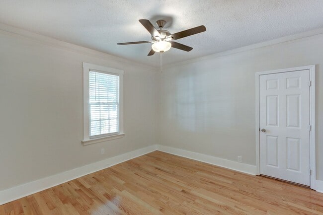 Building Photo - Renovated Three Bedroom, Two Bathroom Sing...