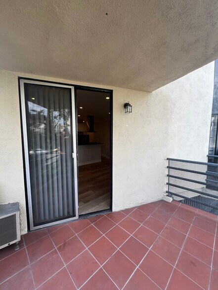 Building Photo - 2107 N Beachwood Dr