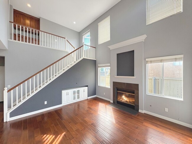 Building Photo - Beautiful 4B/3BA house w/ large backyard i...