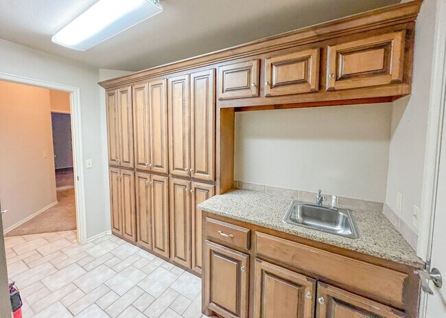 Building Photo - $1000 OFF FIRST MONTHS RENT | Wonderful layout in Fenwick Garden Village!