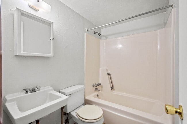 Interior Photo - 1567 - 1569 Cathell Road